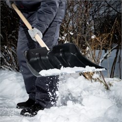 Снеговая лопата СИБРТЕХ 360х380 мм, алюминиевая окантовка, с черенком 615745 11157