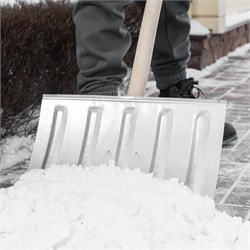 Лопата для уборки снега стальная оцинкованная, 420х370х1370 мм, деревянный черенок, Сибртех 11312