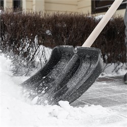 Лопата для уборки снега пластиковая, 380х385х1420 мм, оцинк. планка, деревянный черенок 11315