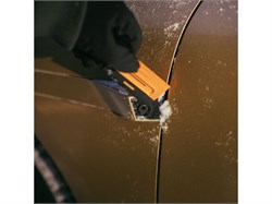 Щетка для снега 76см со скребком Plus FISKARS (щетка-сметка снеговая, съемный скребок) 10936